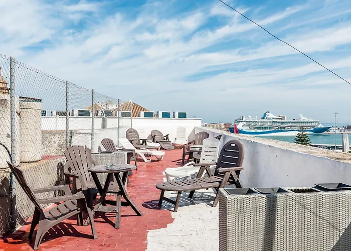 8 Personas Y Terraza * Cadix